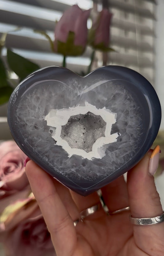 Beautiful, high quality, blue agate heart with Snow White, sugar druzy - stand included