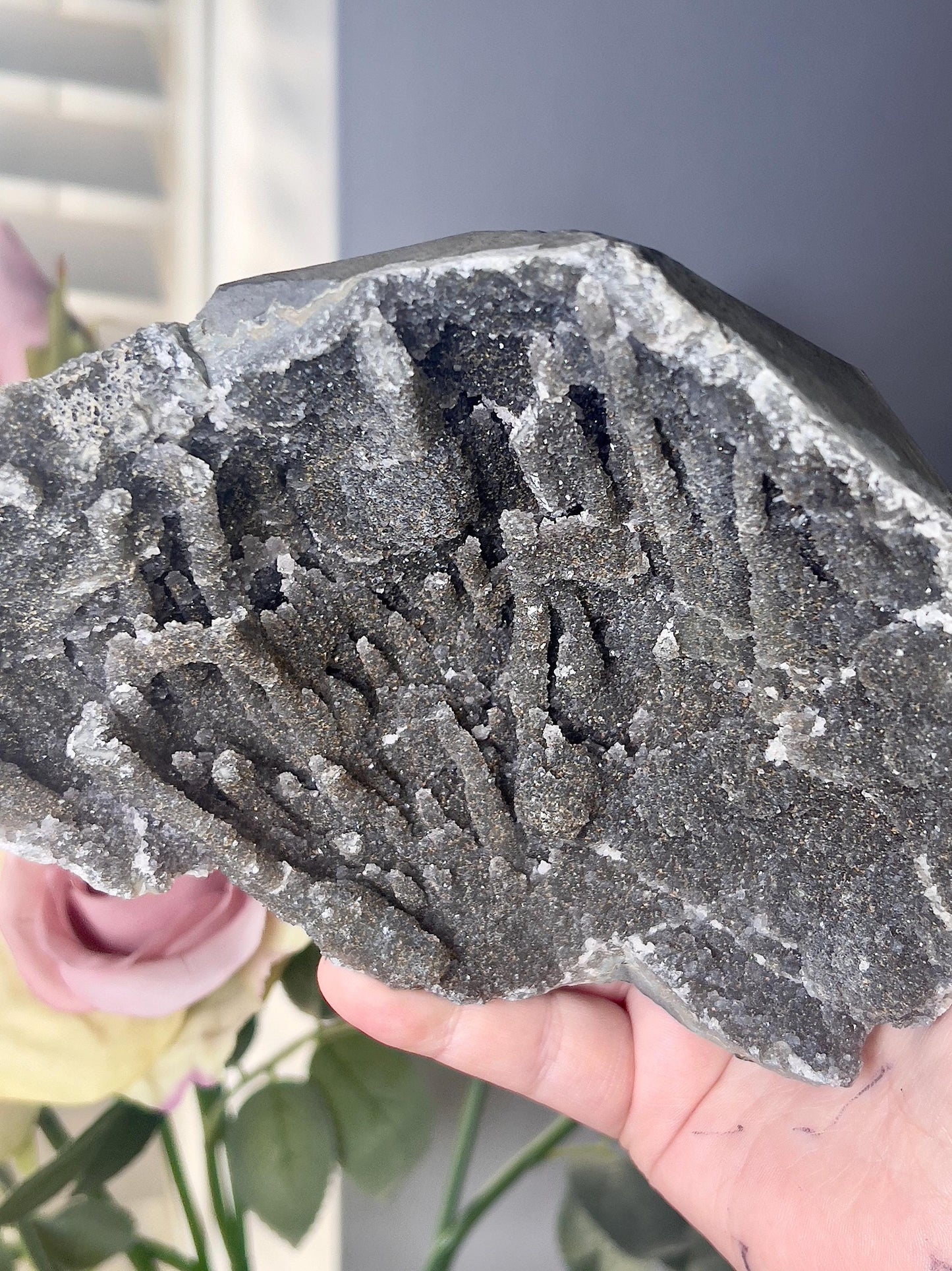 amethyst in a green tone and iron staining cutbase freeform with stalactite formations - 1.115kg 18cm by 10cm