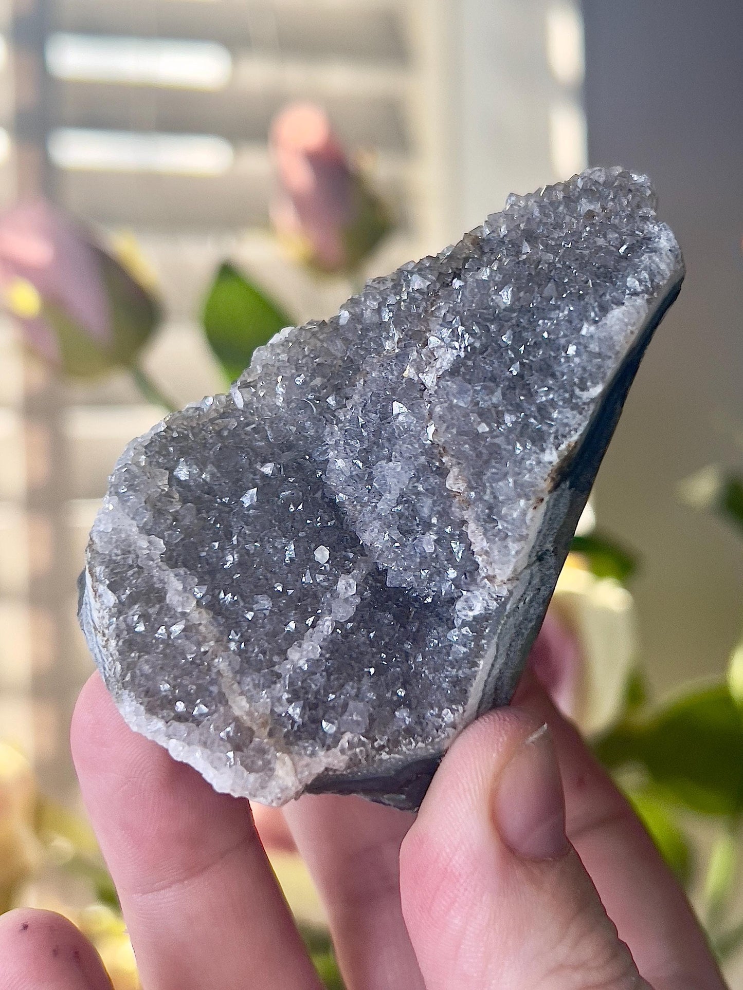 amethyst cutbase freeform with grey tone - 135g 7.5cm(H) 4cm(w)