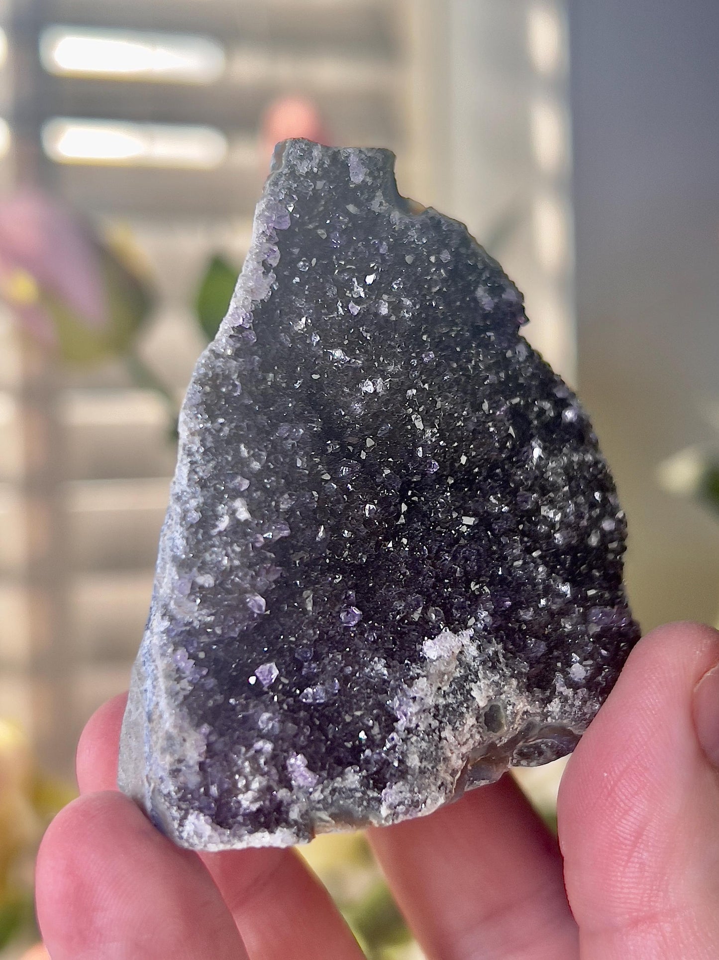 amethyst cutbase black tone freeform - 7cm(h) 5cm(W) 175g