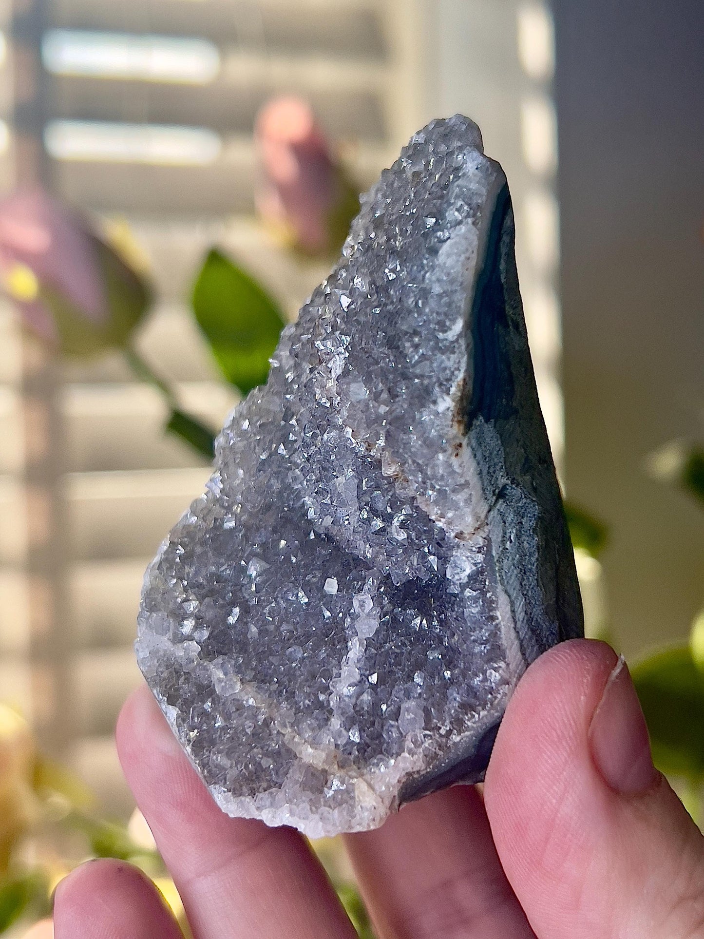 amethyst cutbase freeform with grey tone - 135g 7.5cm(H) 4cm(w)