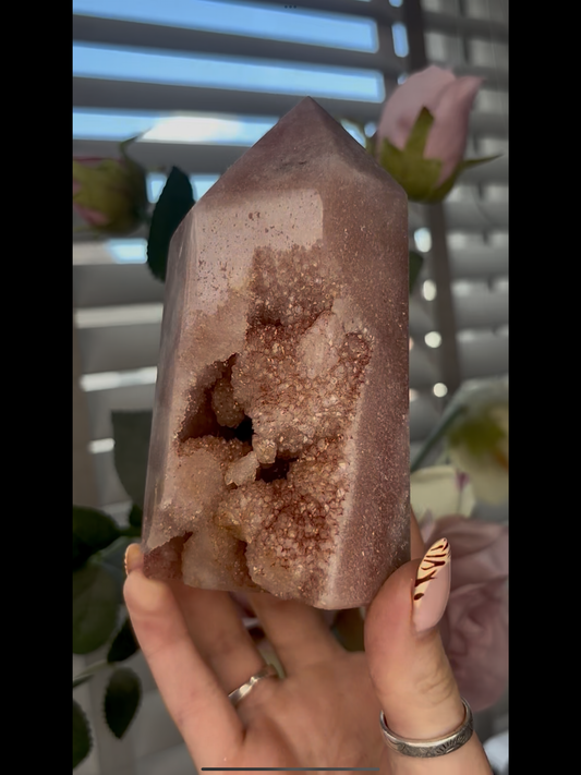 Beautiful, chunky Pink amethyst tower with jasper 13cm(h) by 7cm(w) 600g A8