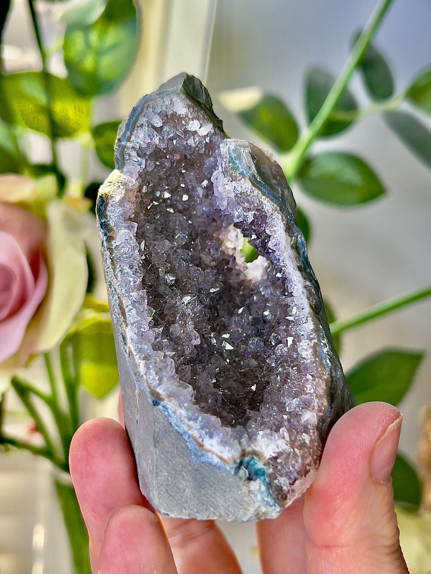 amethyst with purple tones cutbase freeform with mini portal - 205g 8cm(h) 7cm(w)