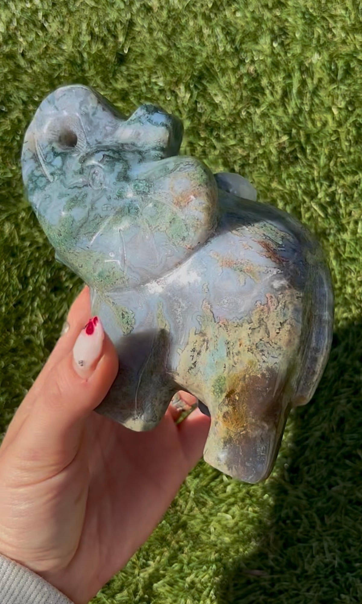 Incredible, Large moss agate, elephant with quartz