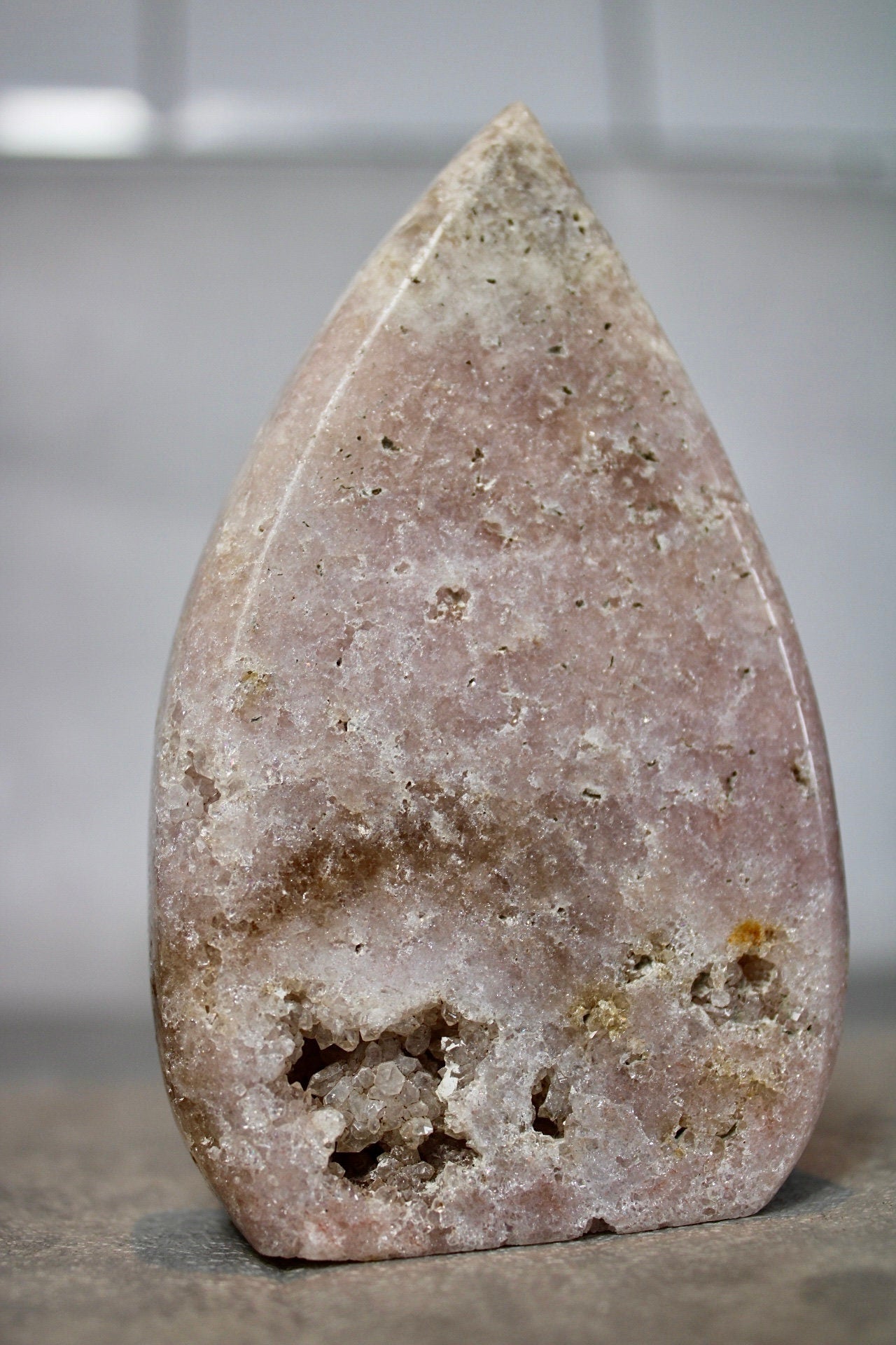 Pink amethyst flame, with quartz, crystallisation from brazil 310g 11cm (h) 6.2cm (w)