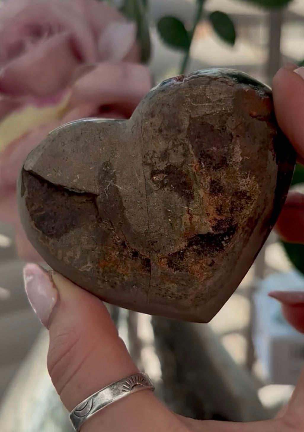 Uruguay, amethyst heart - comes with stand in pink tones