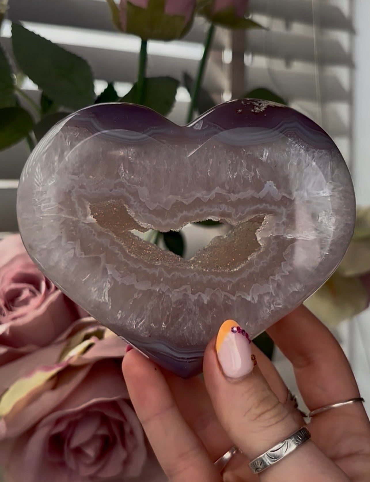 Beautiful, agate heart with druzy - stand included
