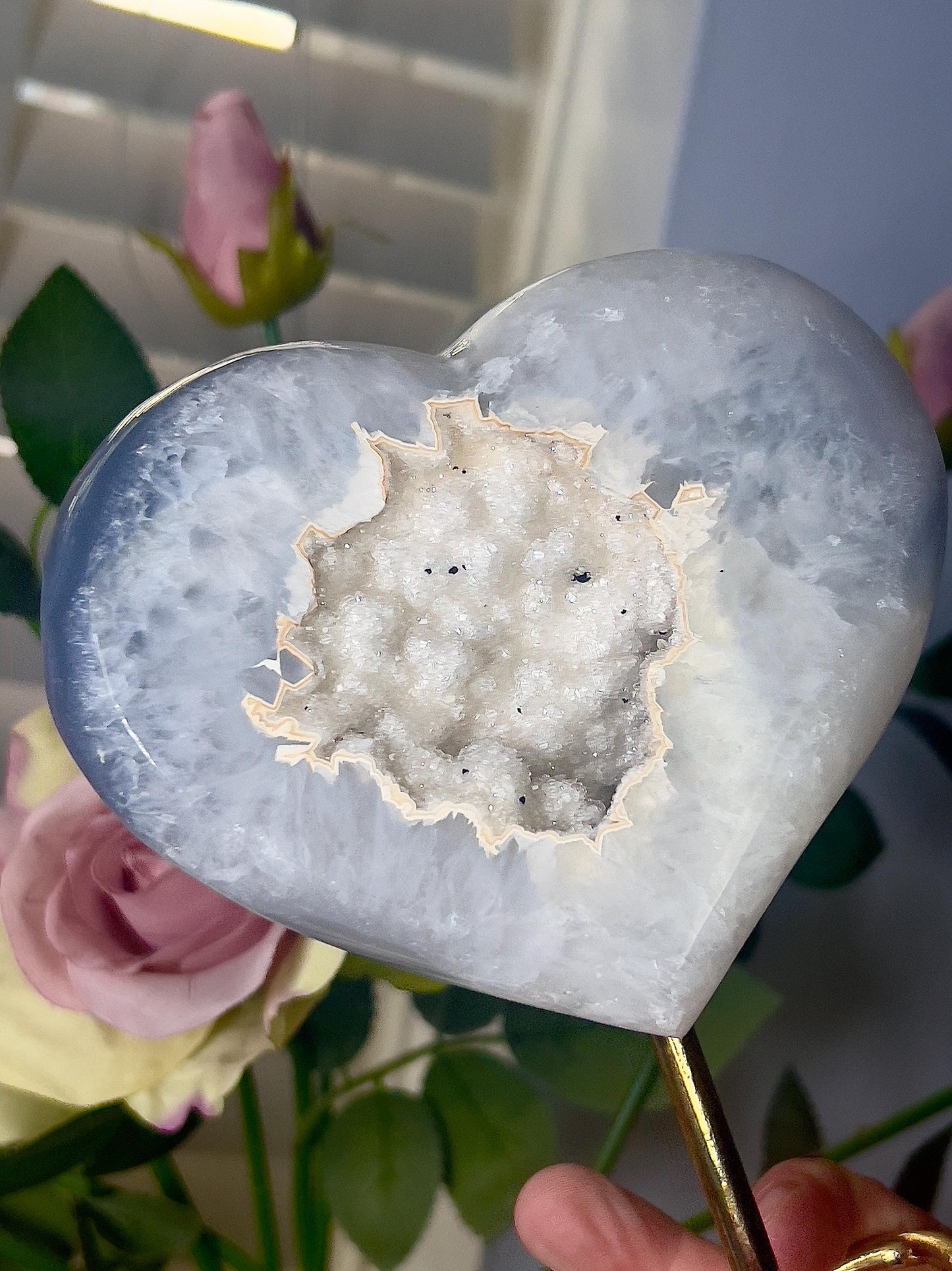 Beautiful, agate heart with Snow White tone open sugar druzy on stand 795g 15.5(h) 13cm(w)