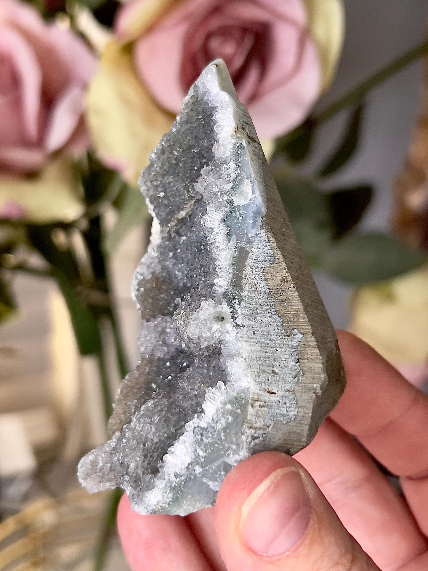 amethyst cutbase freeform with grey tone - 8cm(h) 4.5cm(w)