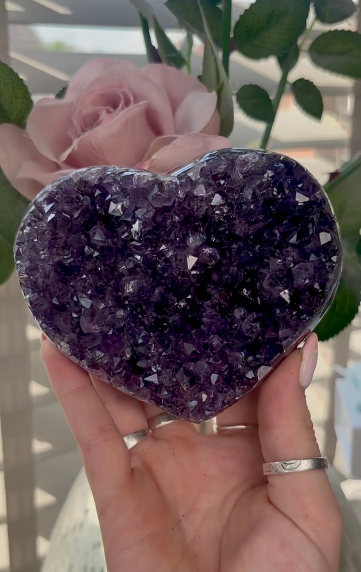 Uruguay, amethyst heart - comes with stand in purple tones