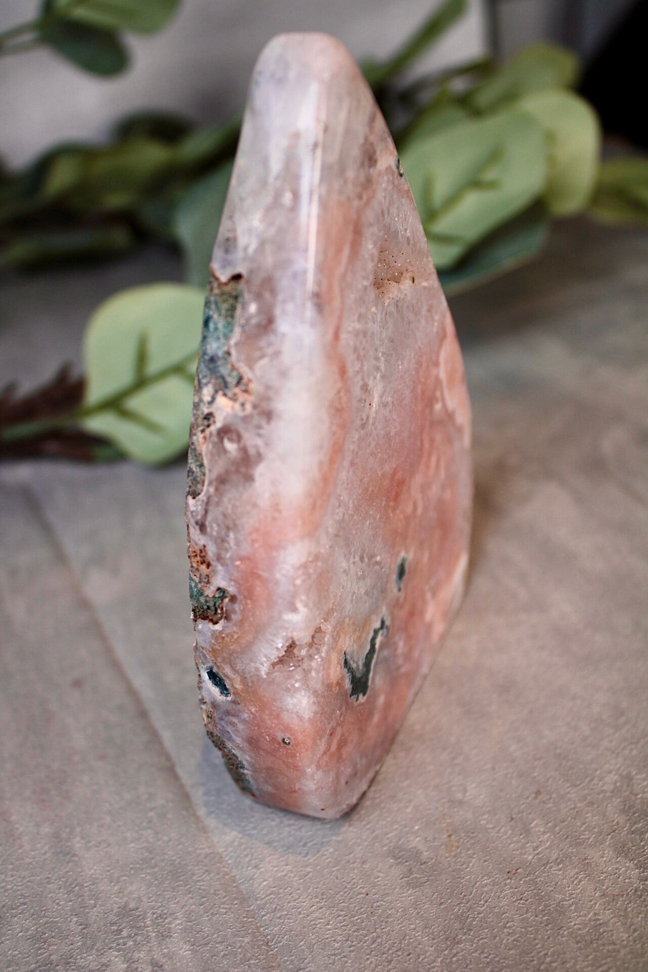 Beautiful, bright pink amethyst flame with quartz and green jasper 445g 13.5cm(h) 9cm(w)