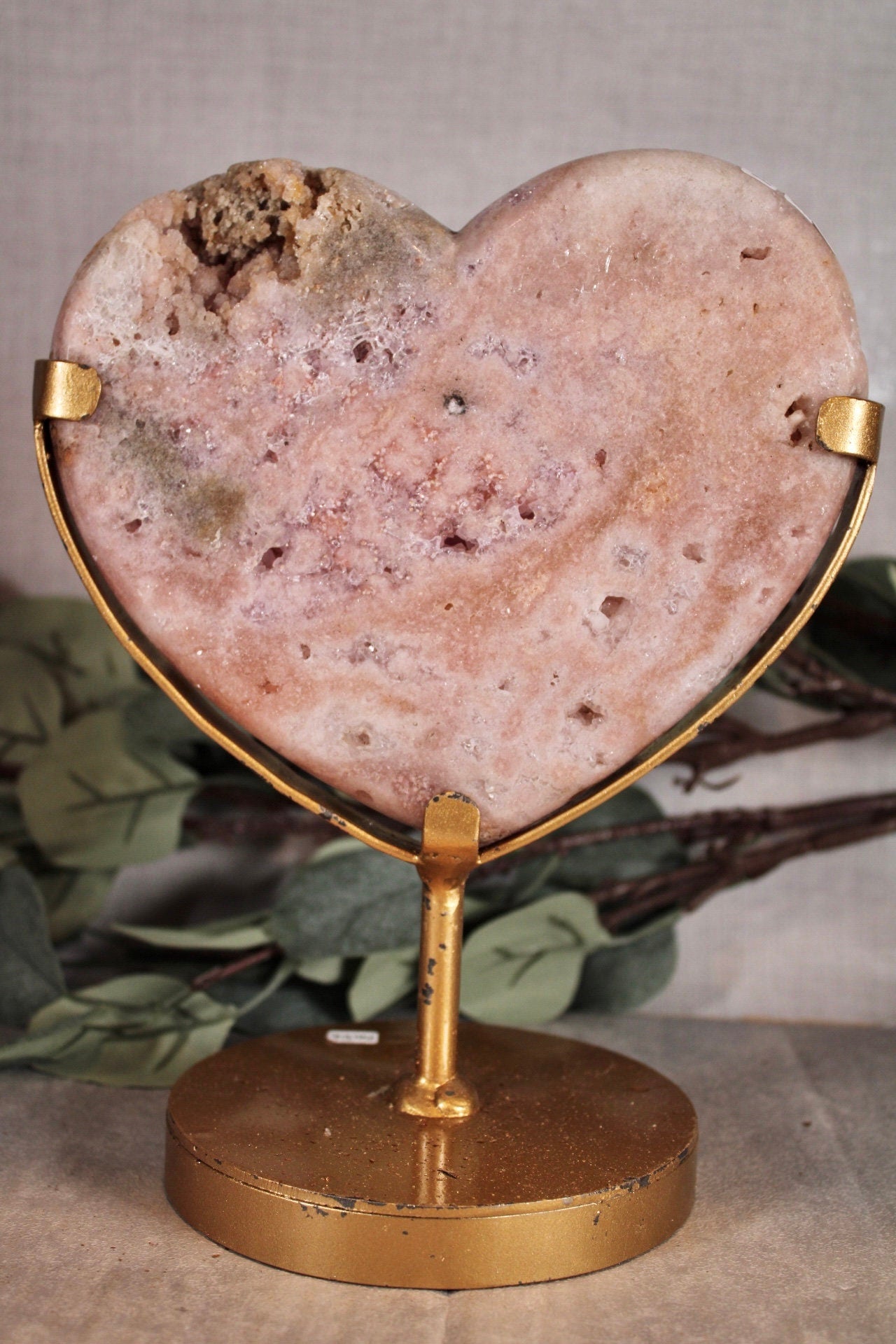 Pink amethyst heart with lavender quartz druzy 1.270kg = paint is scratched off stand (can easily be repainted)