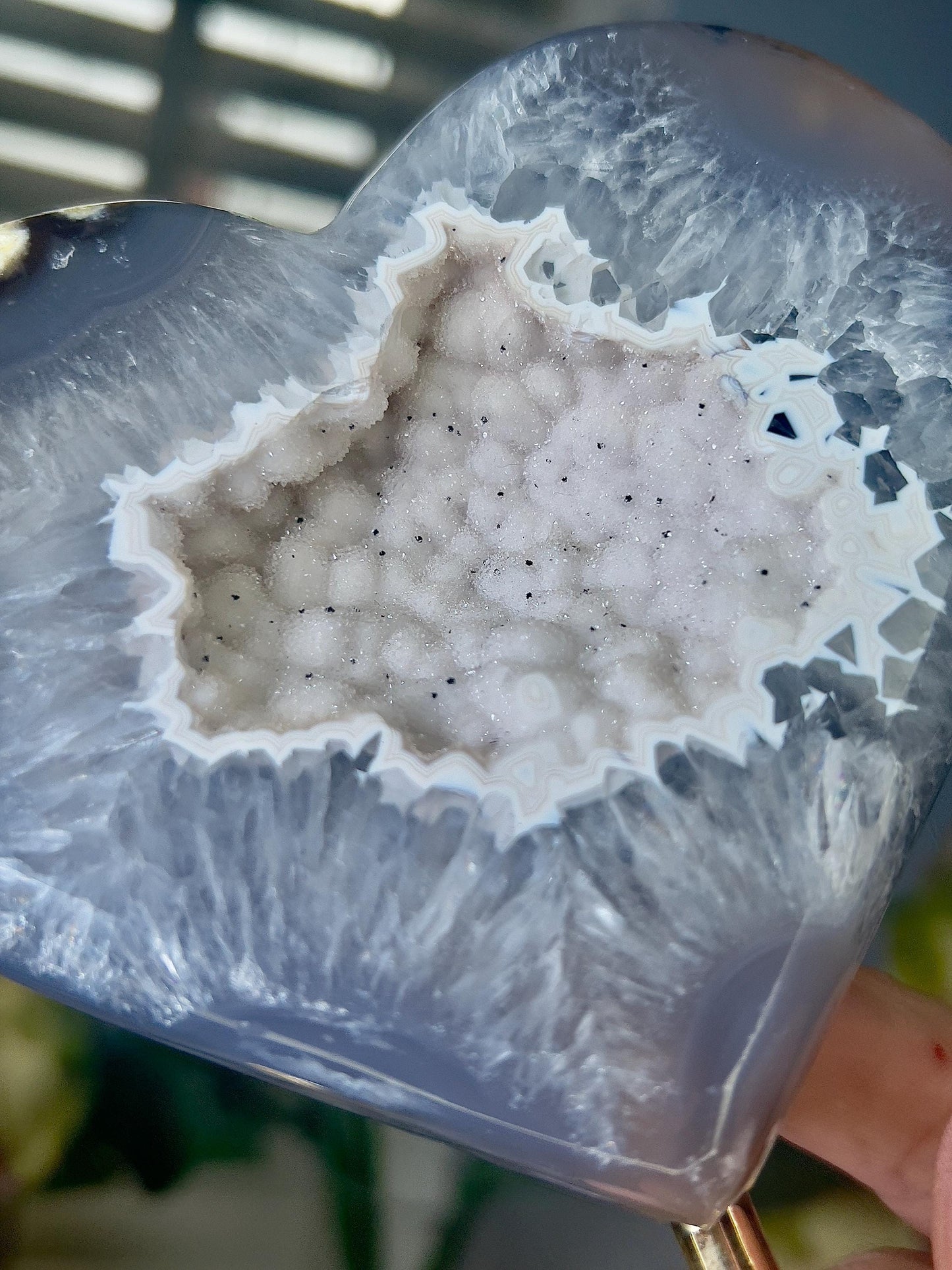 Beautiful, agate heart with Snow White tone open sugar druzy on stand 775g 15.5(h) 12cm(w)