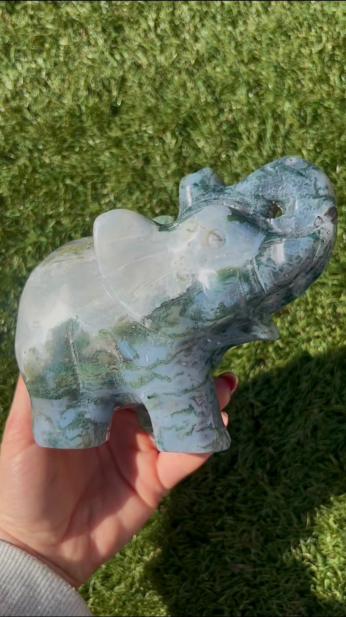 Incredible, Large moss agate, elephant with quartz
