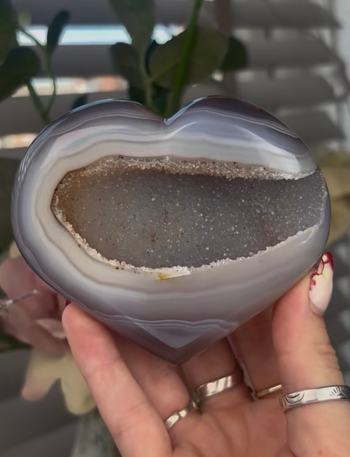 Beautiful, agate heart with druzy - stand included