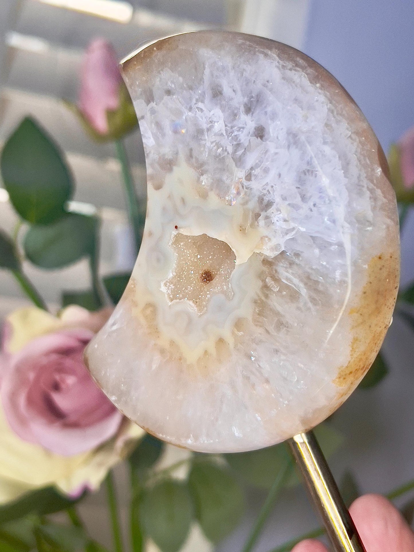 Beautiful, agate moon with lemon tone open druzy on stand 415g 16cm(h)
