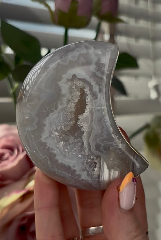 Beautiful, agate moon with druzy - stand included