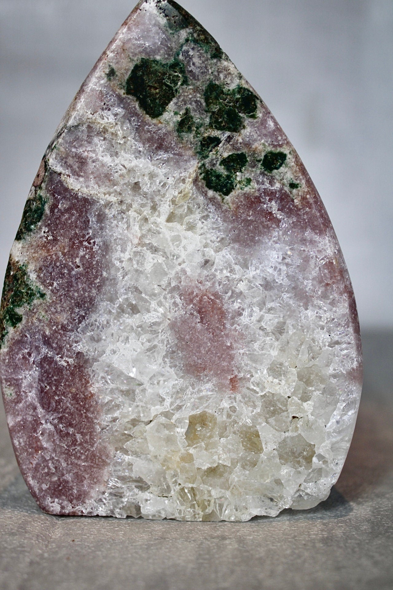 High quality, pink amethyst with quartz & green jasper, flame from Brazil 480g 12.5cm (H) 8.5cm (w)