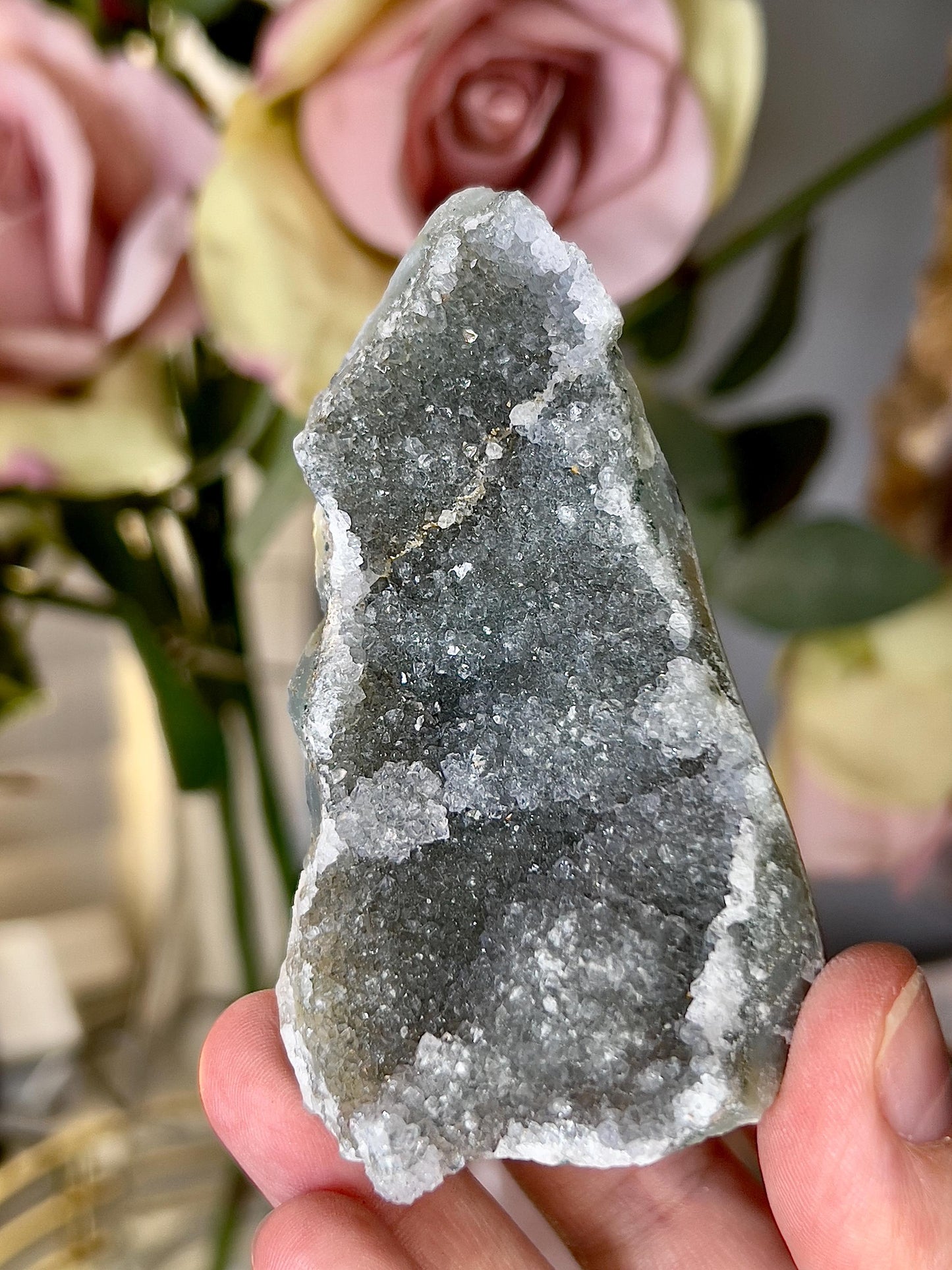 amethyst cutbase freeform with grey tone - 8cm(h) 4.5cm(w)