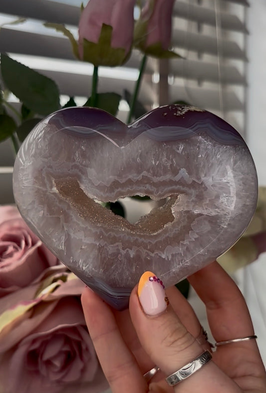 Beautiful, agate heart with druzy - stand included