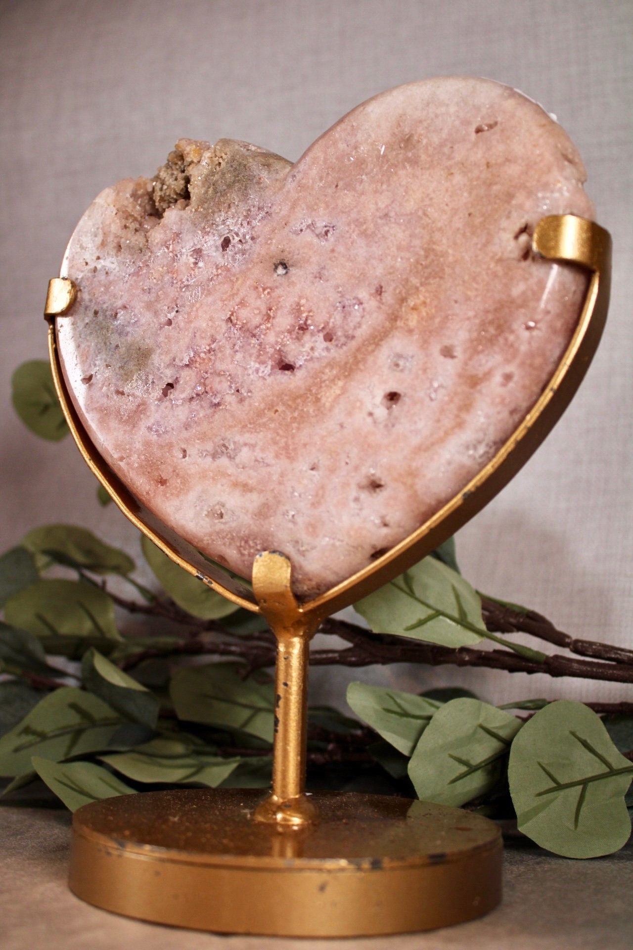 Pink amethyst heart with lavender quartz druzy 1.270kg = paint is scratched off stand (can easily be repainted)