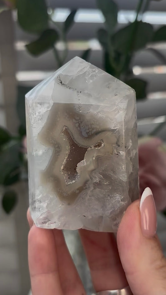 Beautiful, agate tower with druzy