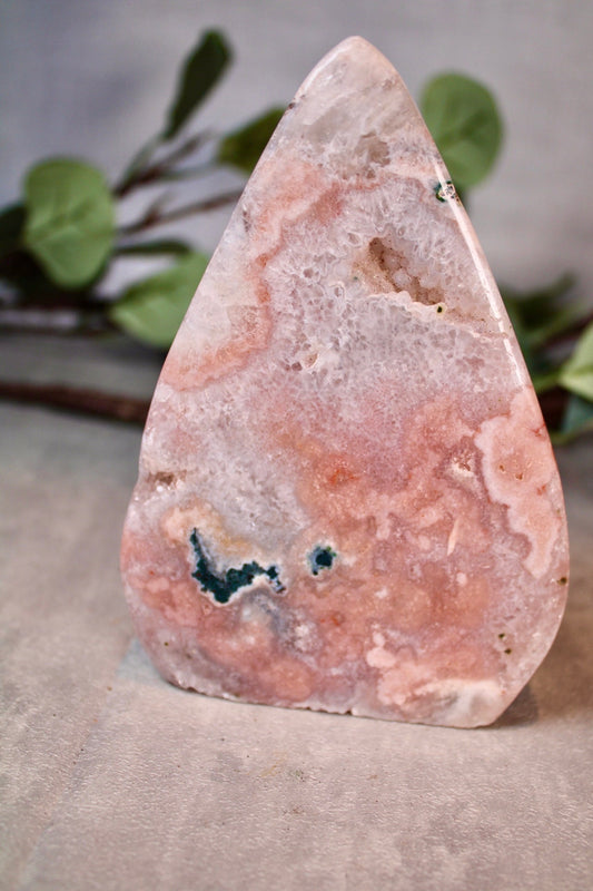 Beautiful, bright pink amethyst flame with quartz and green jasper 445g 13.5cm(h) 9cm(w)