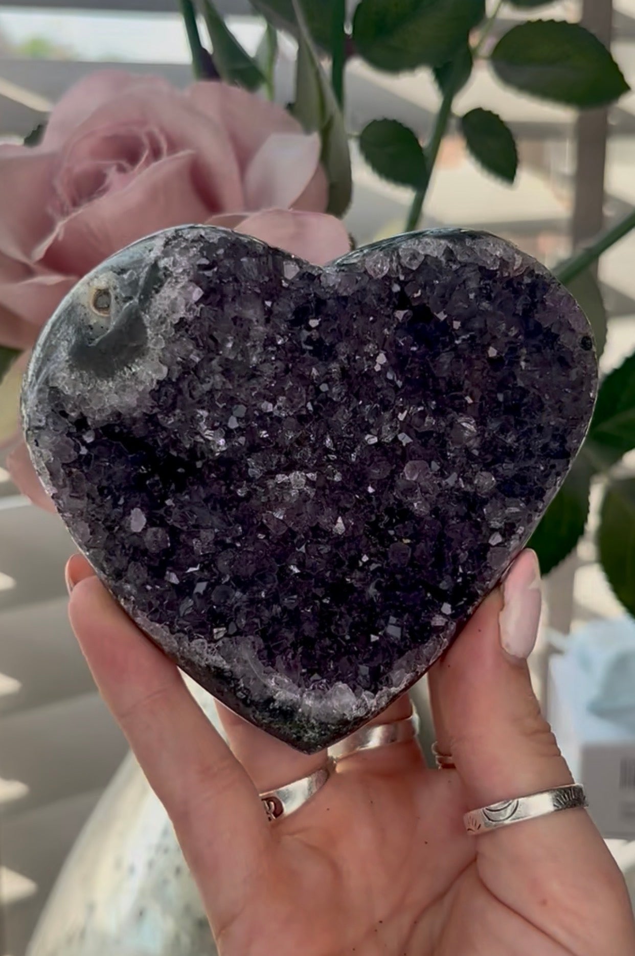 Uruguay, amethyst heart - comes with stand in purple tones