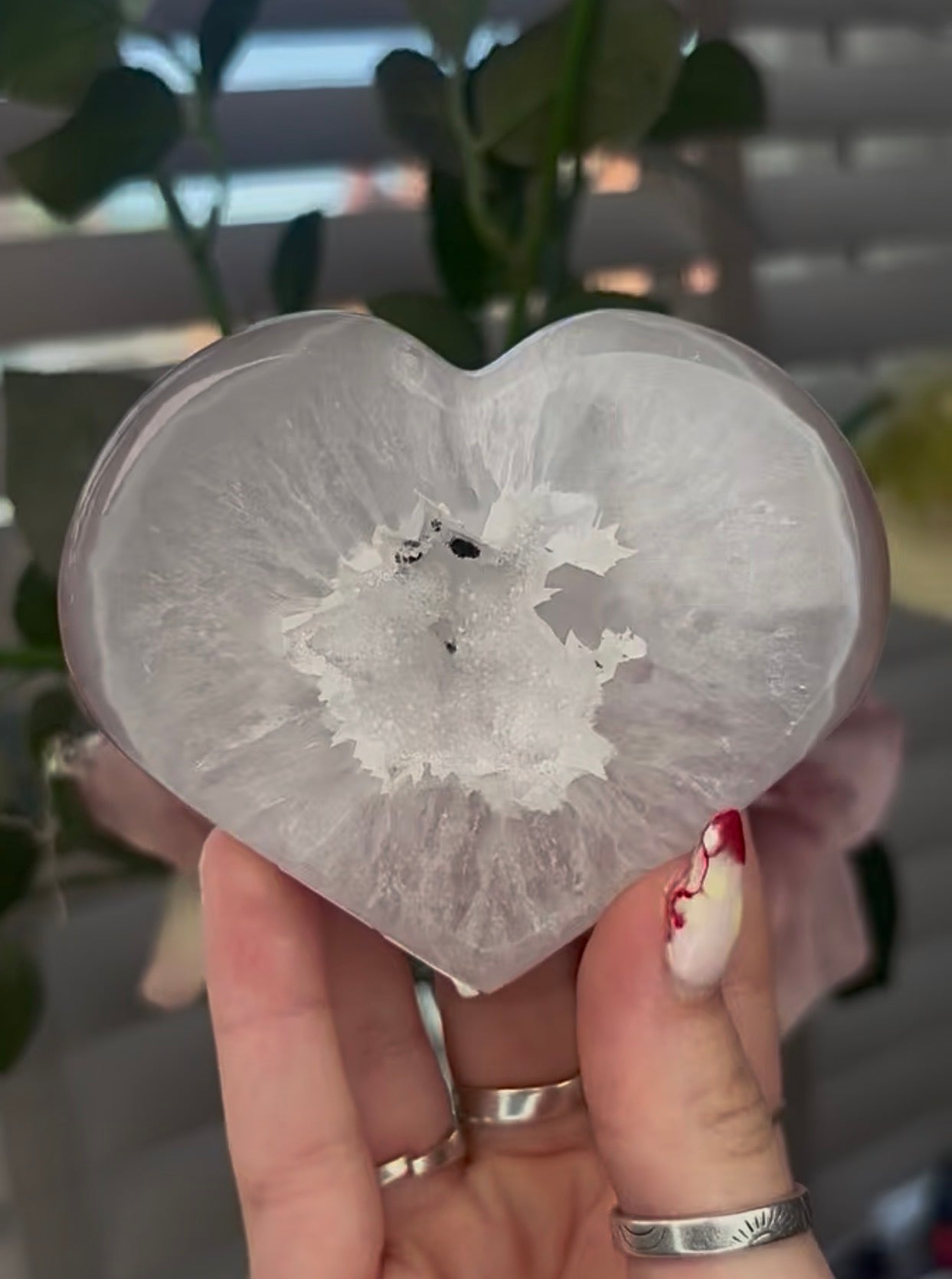 Beautiful, agate heart with druzy - stand included