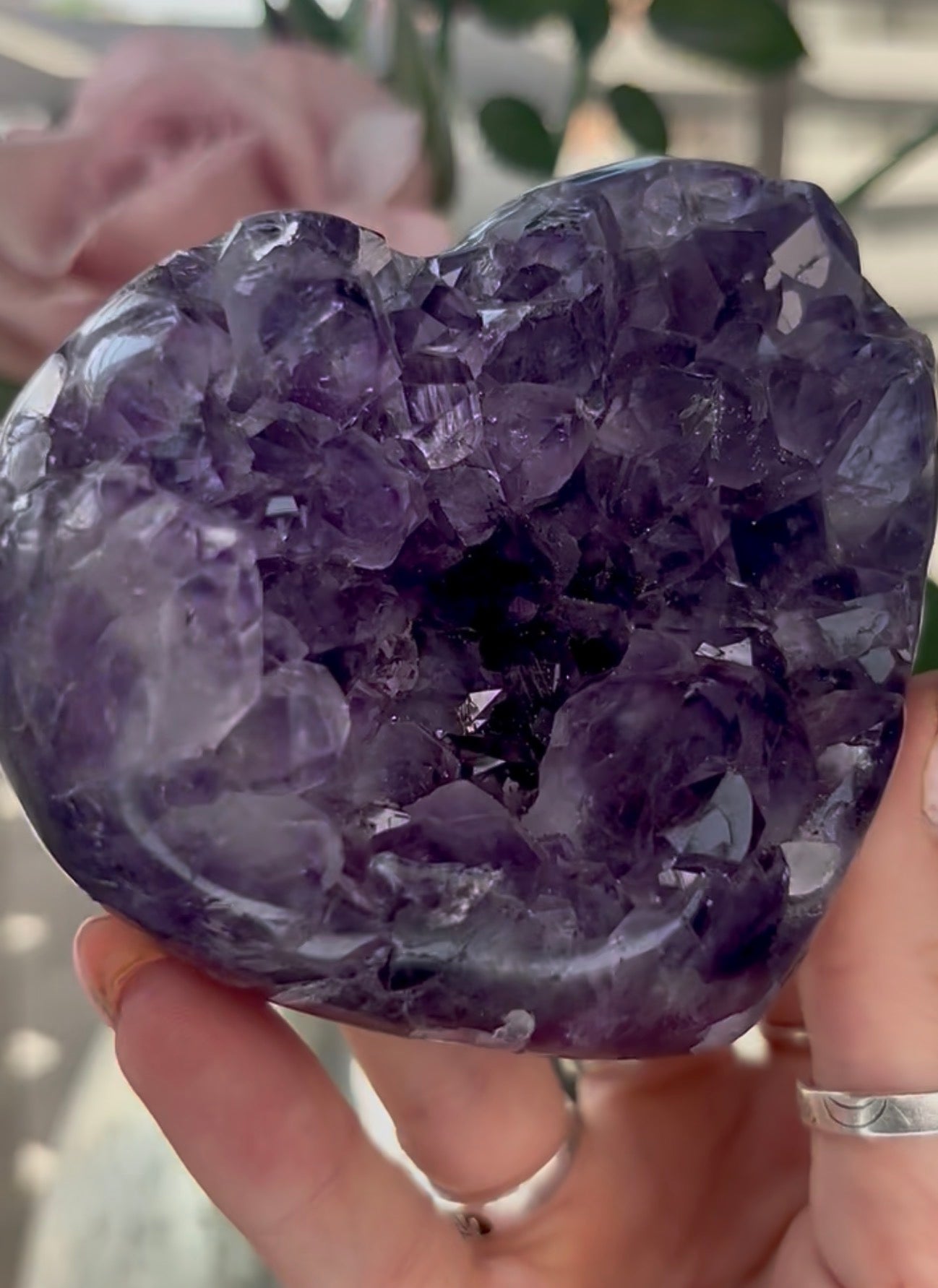 Uruguay, amethyst heart - comes with stand in purple tones