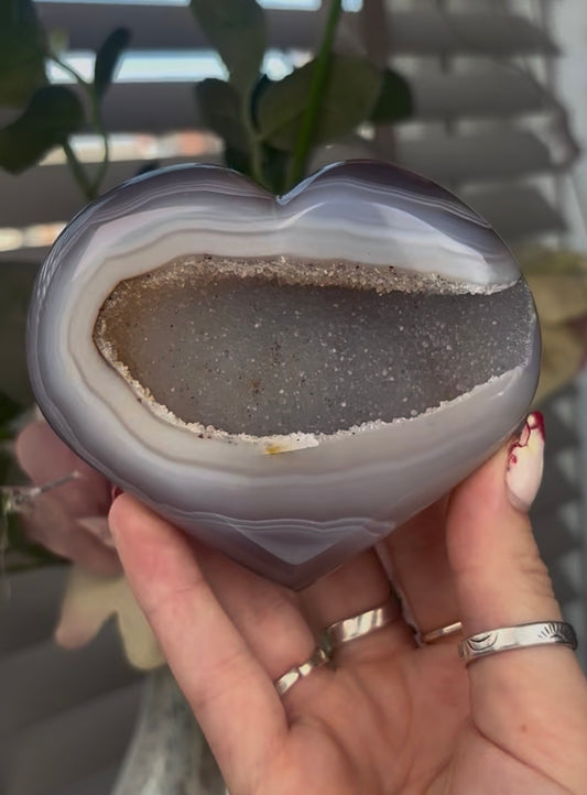 Beautiful, agate heart with druzy - stand included