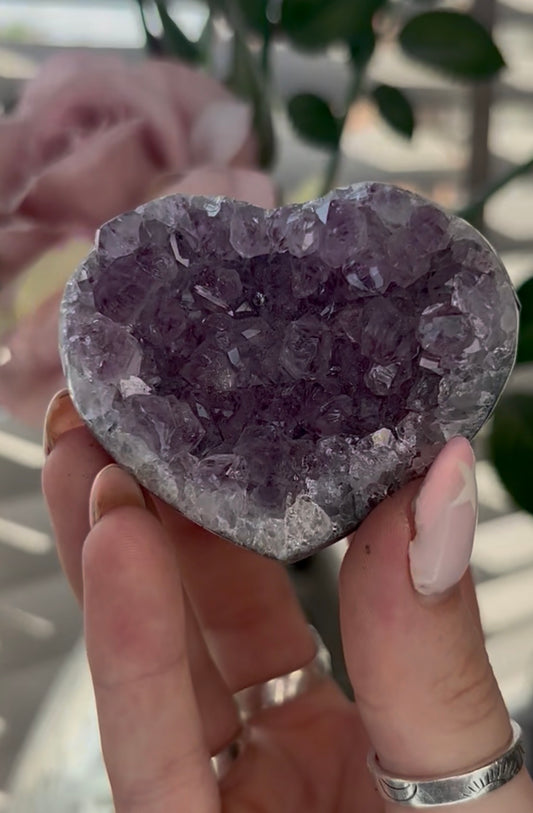 Uruguay, rainbow amethyst, heart - comes with stand in purple tones