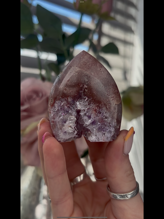 High grade, pink amethyst flame with in incredible quartz 275g (F8)
