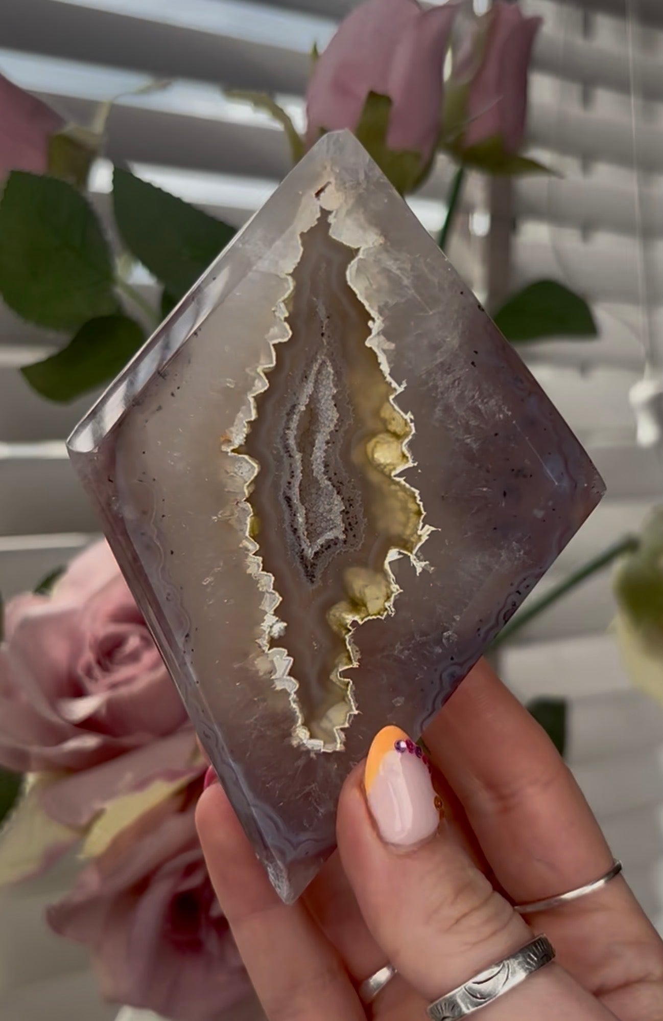 Beautiful, high quality, agate diamond  with druzy - stand included