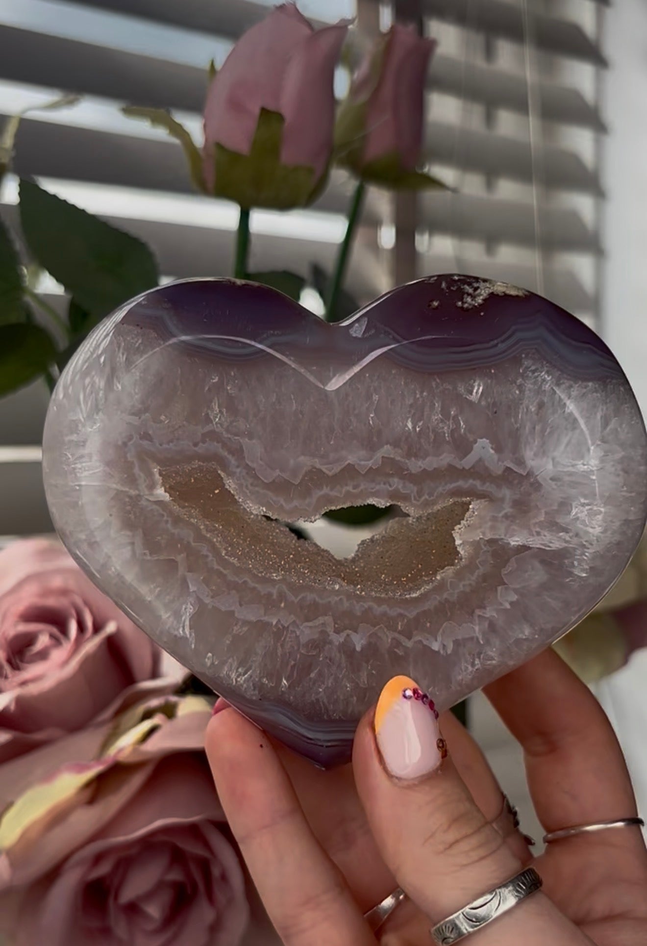 Beautiful, agate heart with druzy - stand included