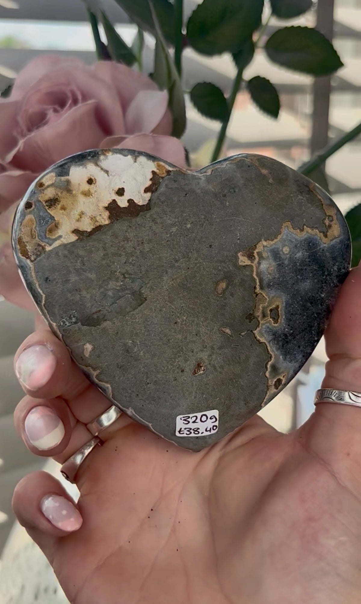 Uruguay, amethyst heart - comes with stand in purple tones