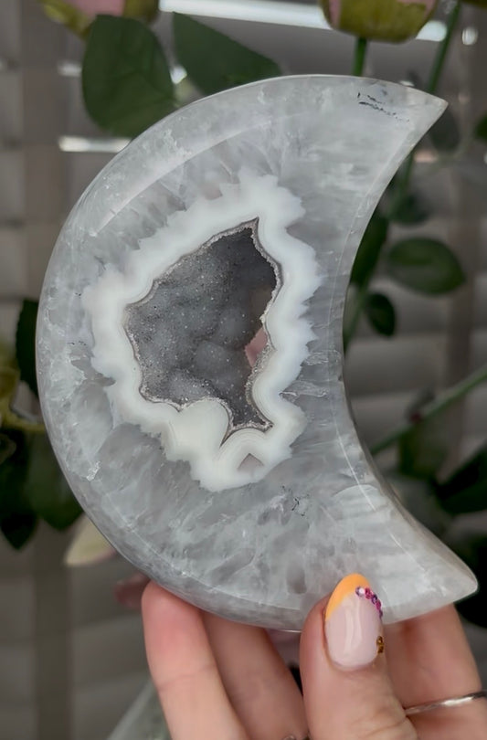 Beautiful, high quality, agate moon with druzy - stand included