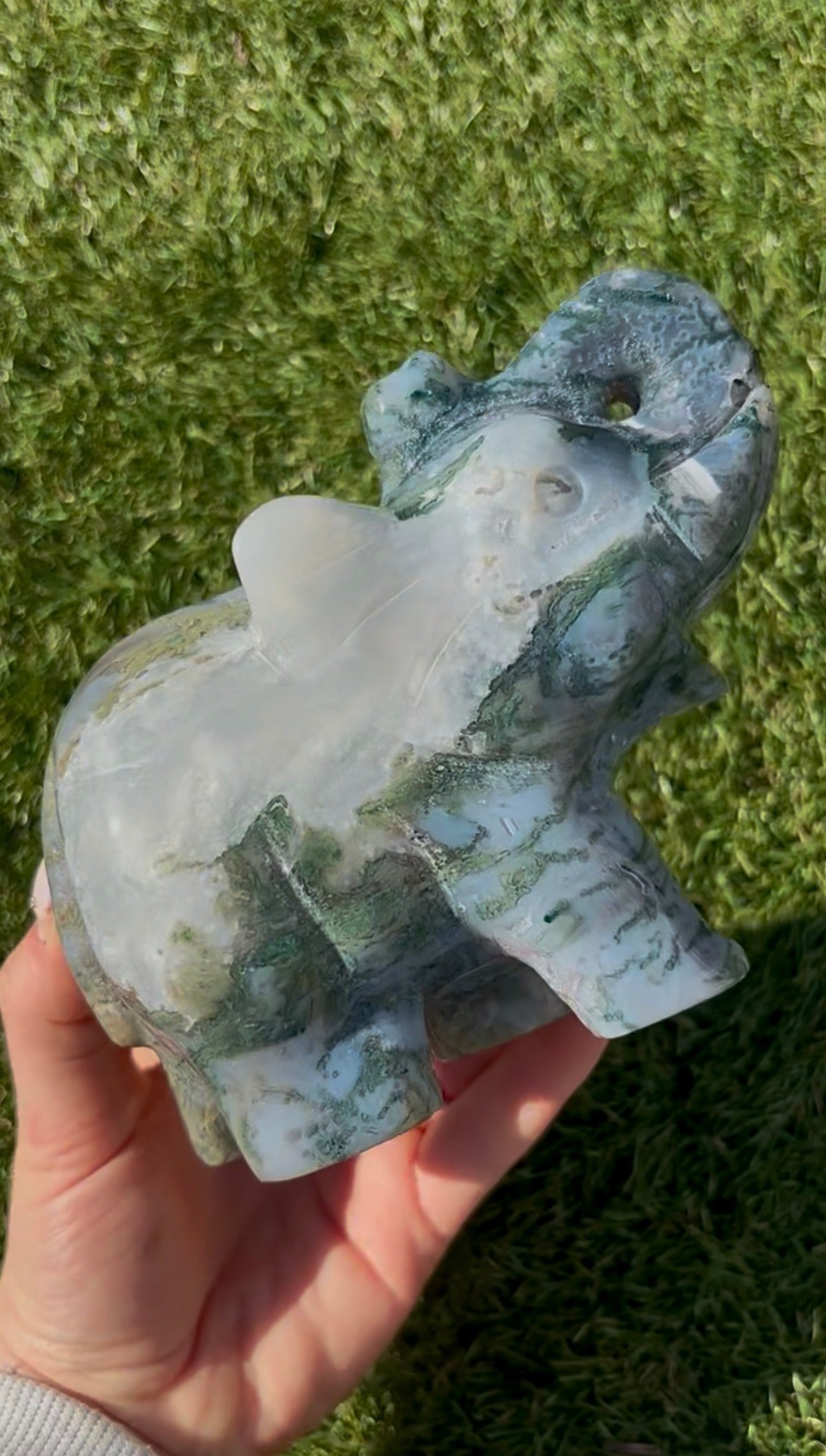 Incredible, Large moss agate, elephant with quartz