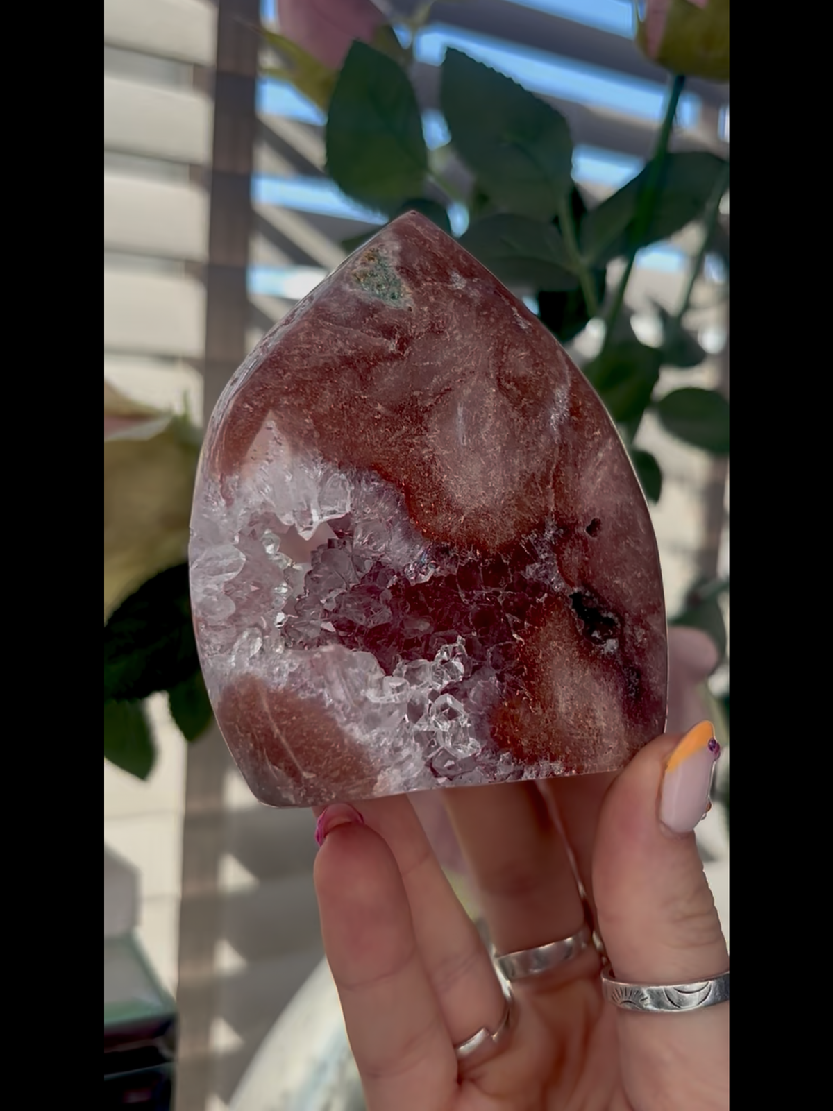 High grade, pink amethyst flame with in incredible quartz 365g (F11)