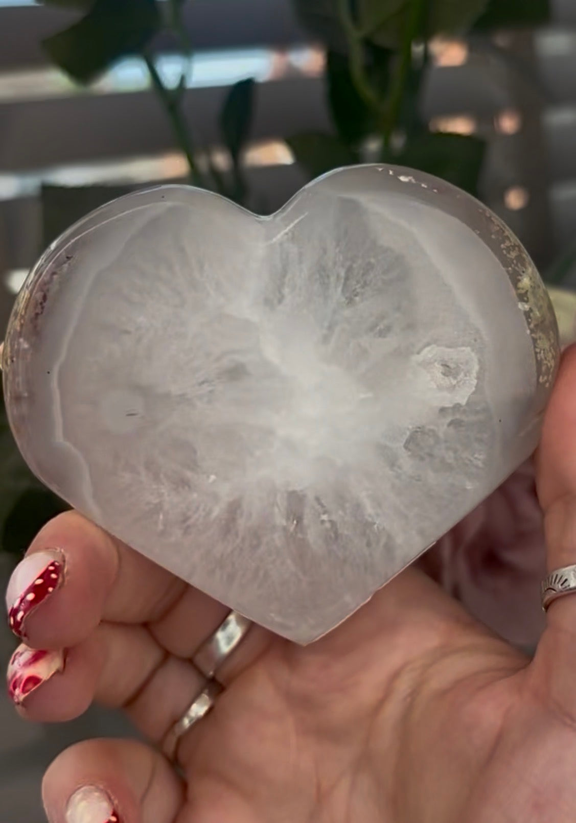 Beautiful, agate heart with druzy - stand included