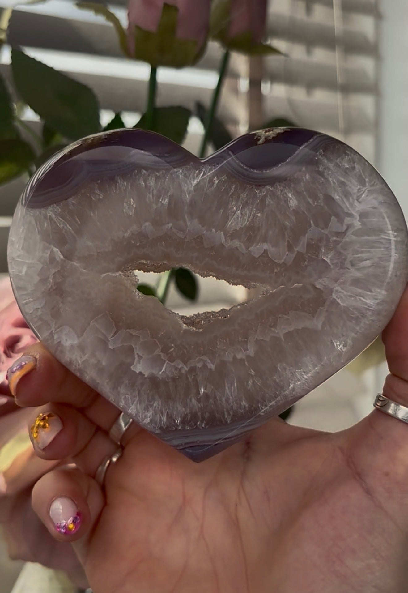 Beautiful, agate heart with druzy - stand included