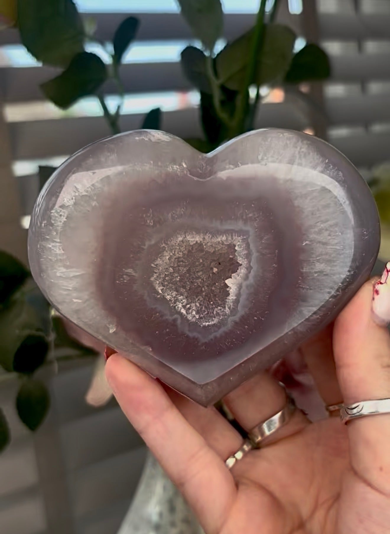 Beautiful, agate heart with druzy - stand included