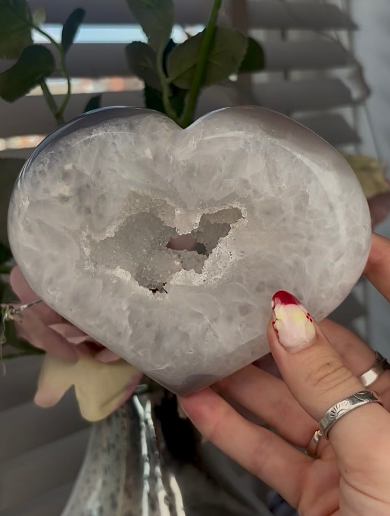 Beautiful, agate heart with druzy - stand included