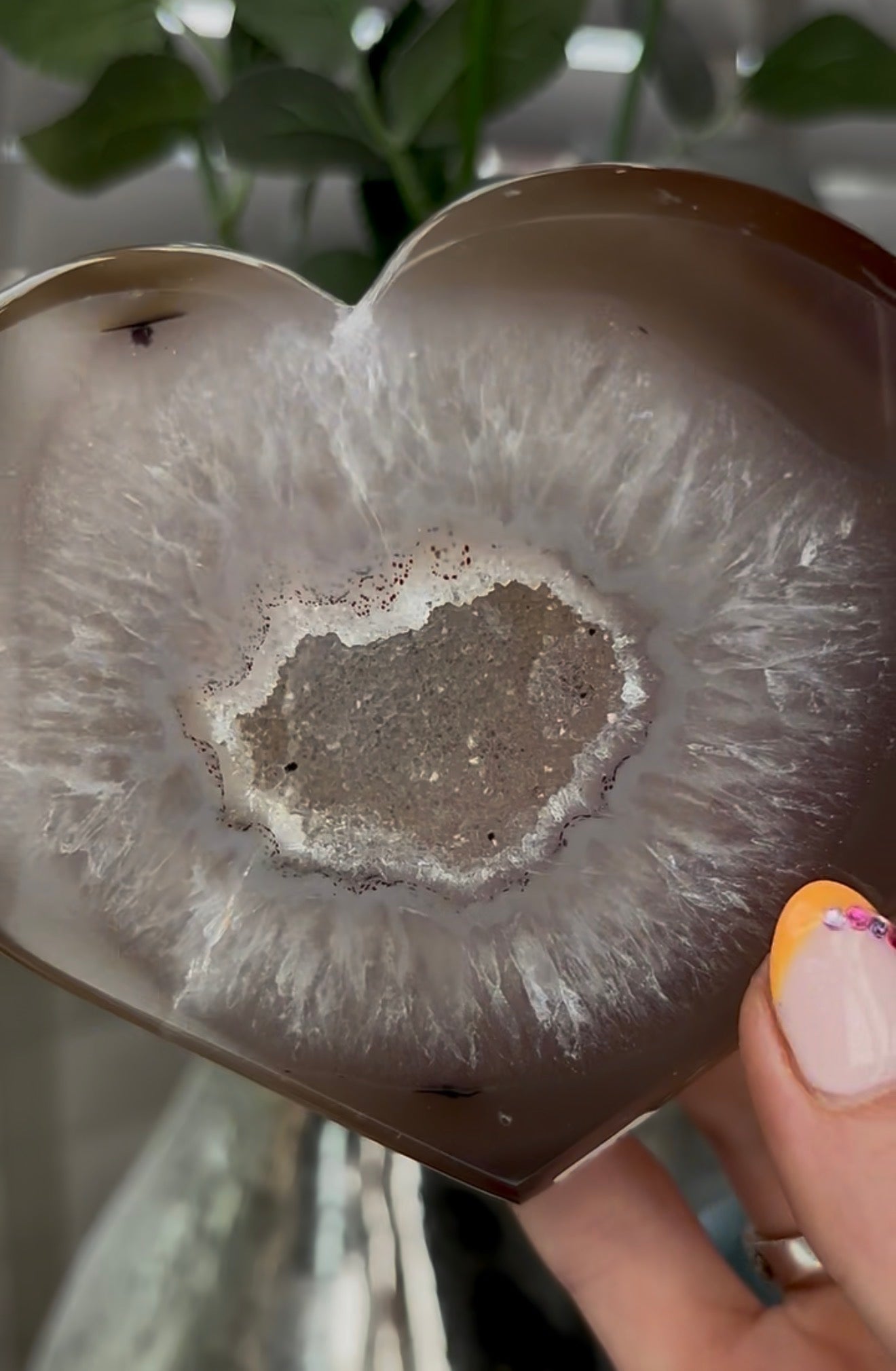 Beautiful, agate heart with druzy - stand included