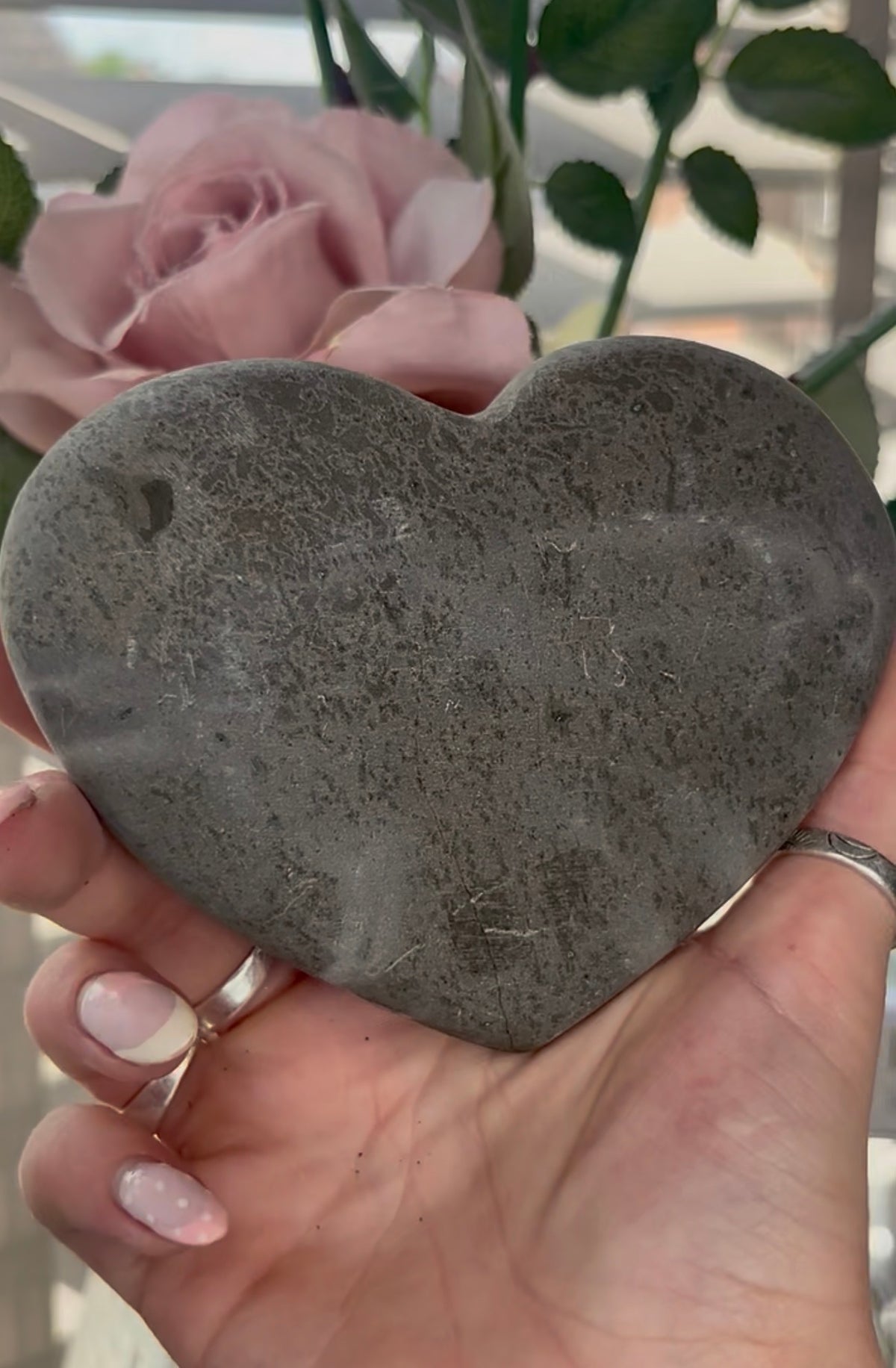 Uruguay, amethyst heart - comes with stand in purple tones