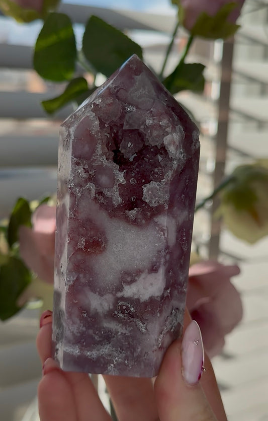 Hq Pink amethyst tower in lilac tones 11.5cm(h) 5cm(w)