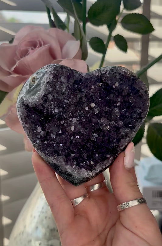 Uruguay, amethyst heart - comes with stand in purple tones