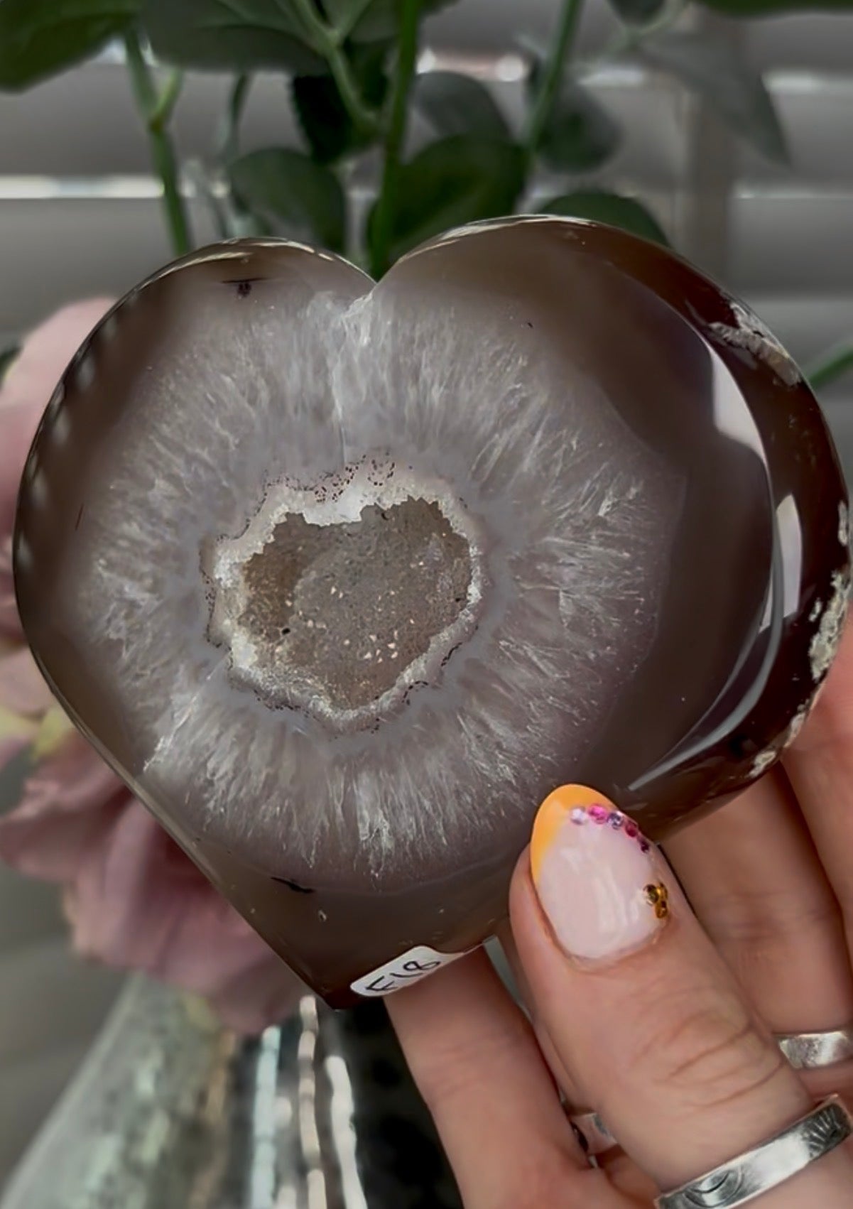 Beautiful, agate heart with druzy - stand included