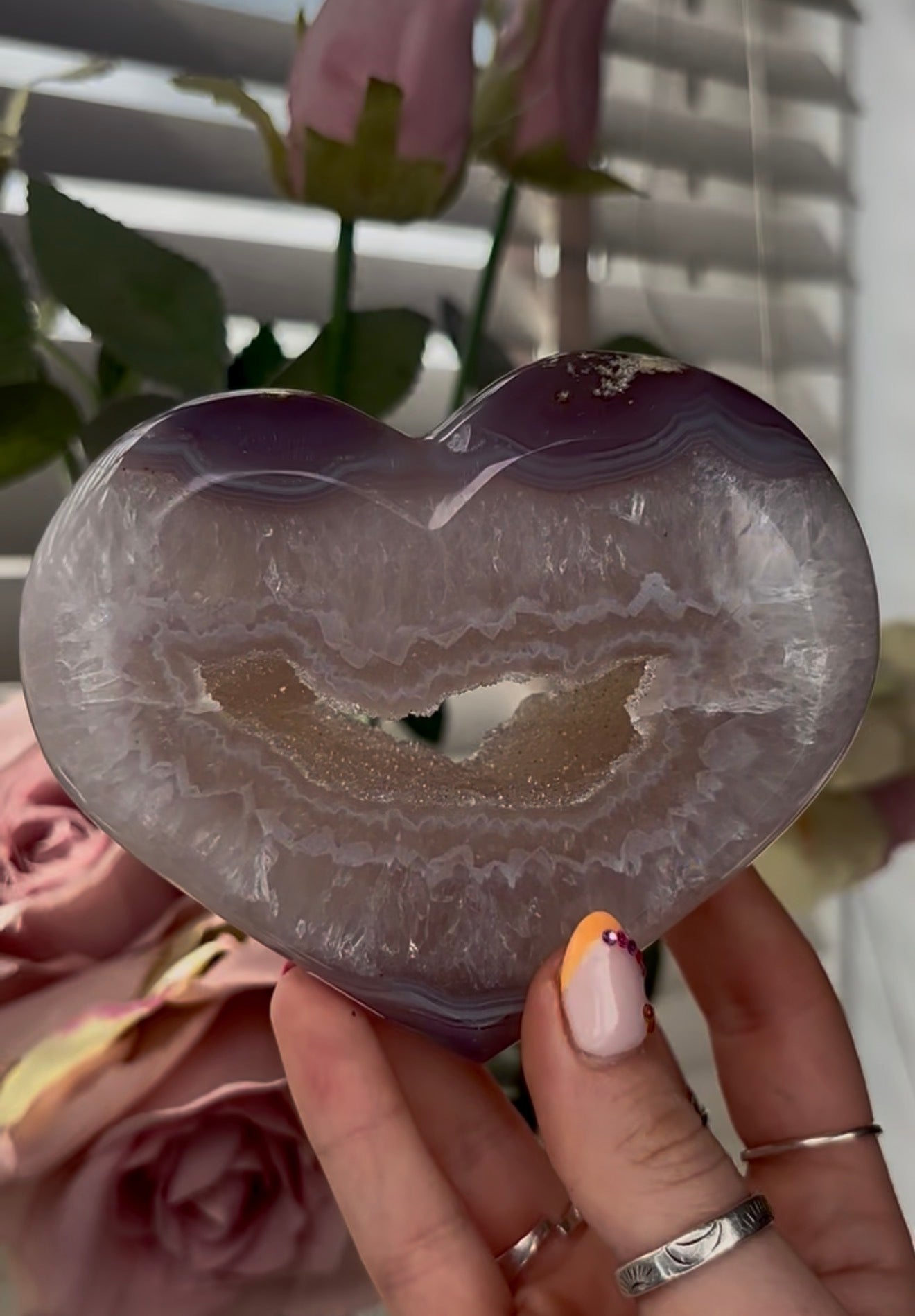 Beautiful, agate heart with druzy - stand included