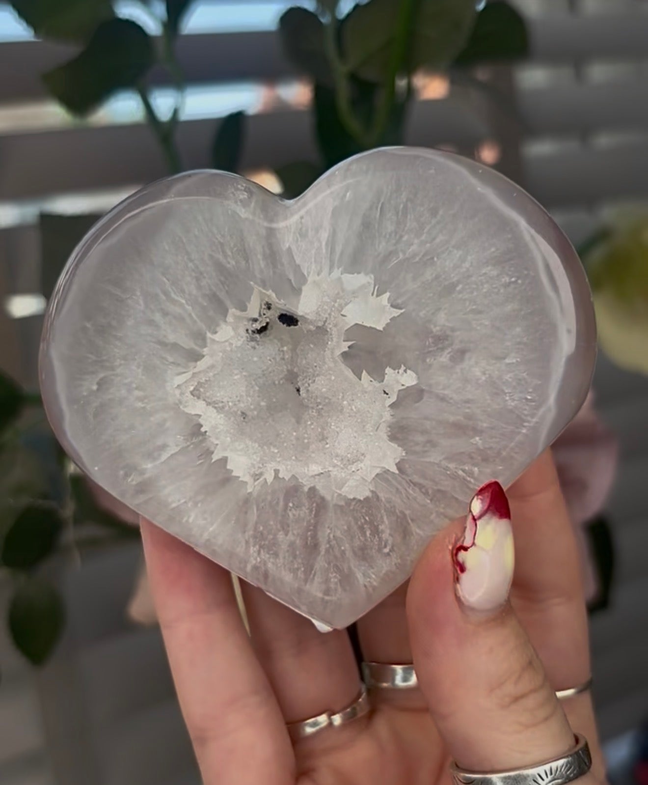 Beautiful, agate heart with druzy - stand included